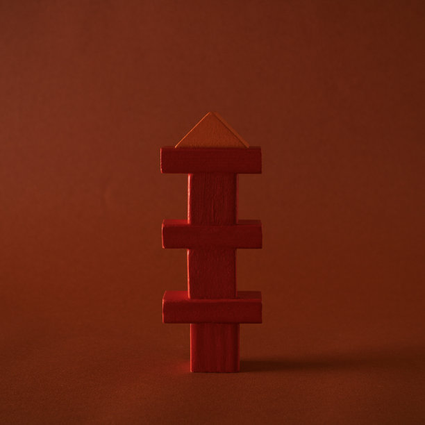 红色抽象建筑和橙色屋顶在背景上形成了一个平衡的木制单元图片下载