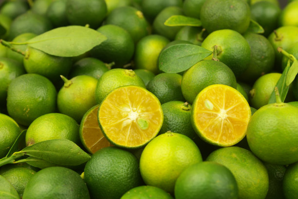 新鲜成熟的酸橙背景图片下载