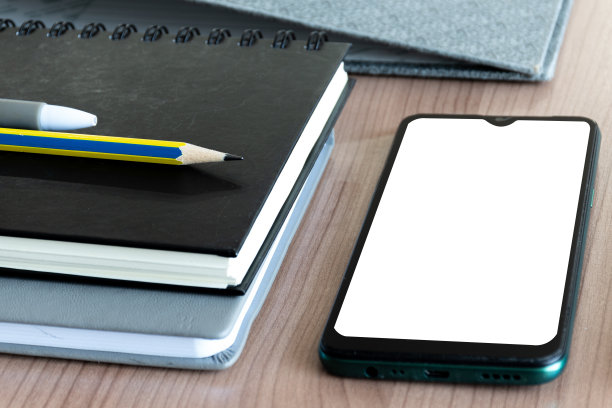 智能手机，钢笔，铅笔，笔记本，桌上的文件，智能手机的剪切部分(商业概念)图片下载