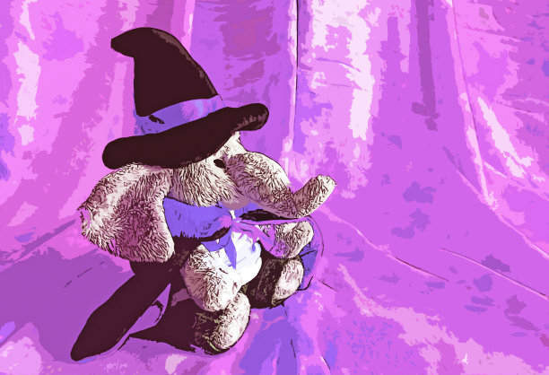 可爱的小象娃娃巫师服装在紫色的背景图片下载