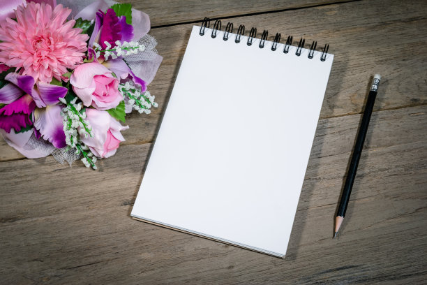 打开笔记本与铅笔在木头背景图片下载