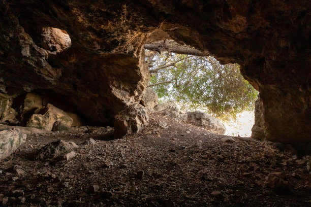 在以色列北部Tel Yodfat国家公园，原始人居住的洞穴出口图片下载