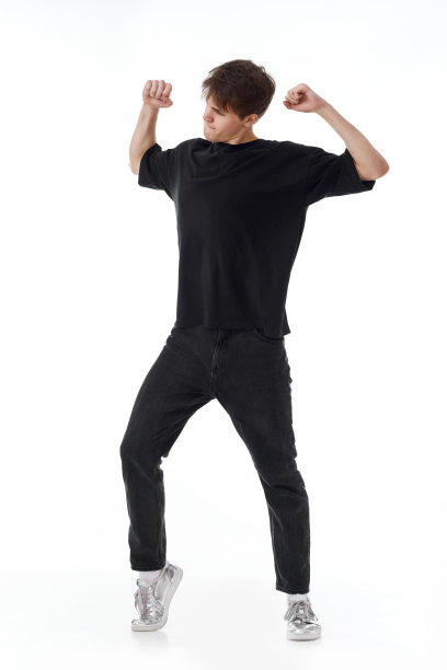 年轻男子在黑色t恤和牛仔裤跳舞图片下载