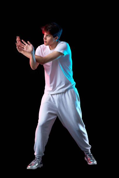 年轻男子在黑色t恤和牛仔裤跳舞图片下载