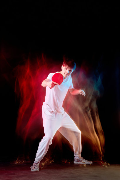 年轻人在混合霓虹灯下打乒乓球图片下载