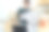 一个独立的年轻亚洲女性在线卖家用平板电脑向客户展示产品，然后再做出购买决定。中小企业交付概念图片下载
