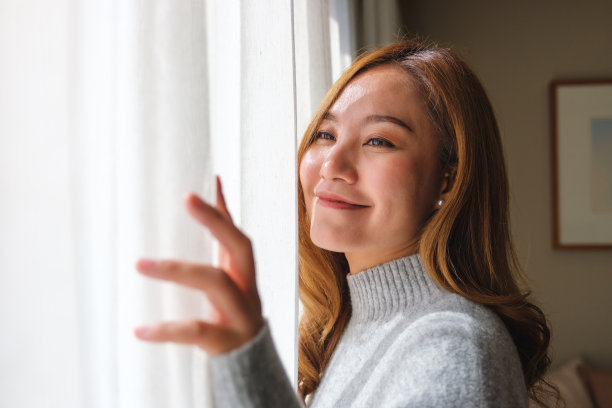 美丽年轻女人窗帘旁肖像图片下载