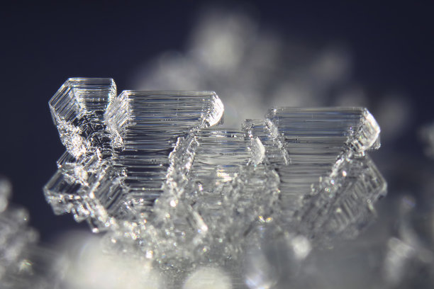 黑色背景上的冰晶特写。图片下载