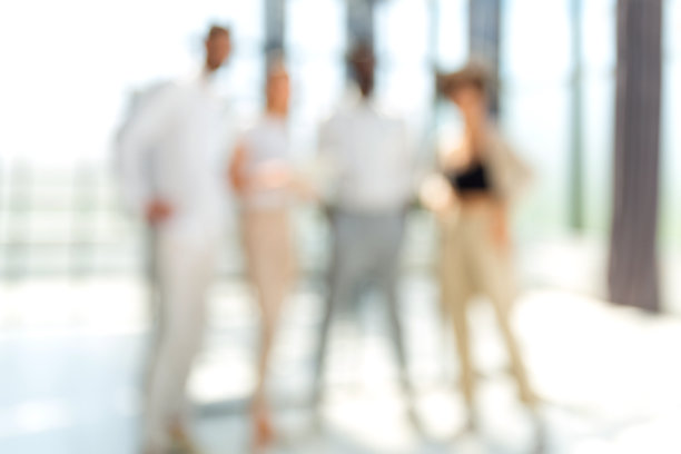 模糊的商务人士站在办公室的图像图片下载