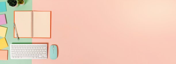 创意平铺照片的工作空间办公桌。顶视图办公桌，键盘，鼠标和打开的模型黑色笔记本在柔和的绿色粉红色的背景。顶视图模拟复制空间摄影。图片下载