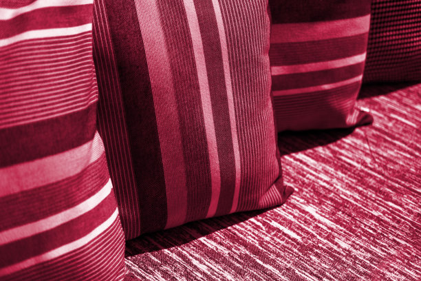 沙发背景上的彩色枕头。图片下载