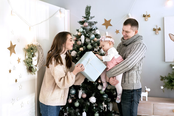 妈妈给女儿一份圣诞礼物。图片下载