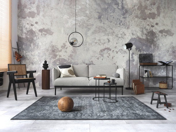 精致现代的客厅室内构成，设计灰色沙发、椅子、圆形吊灯、黑色茶几、装饰、枕头和优雅的配件。混凝土垃圾墙。图片下载