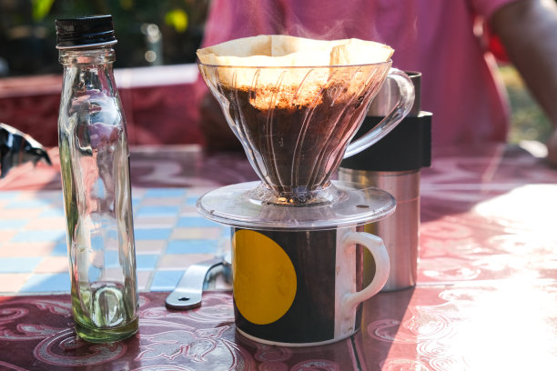 早晨，在室外的桌子上，用过滤过的纸滴煮咖啡图片下载