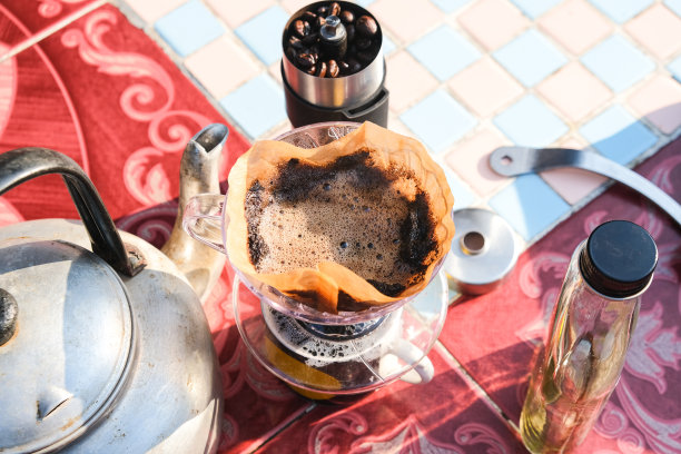 早晨，在室外的桌子上，用过滤过的纸滴煮咖啡图片下载