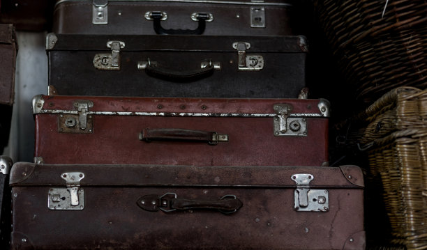 一堆旧皮箱。图片下载