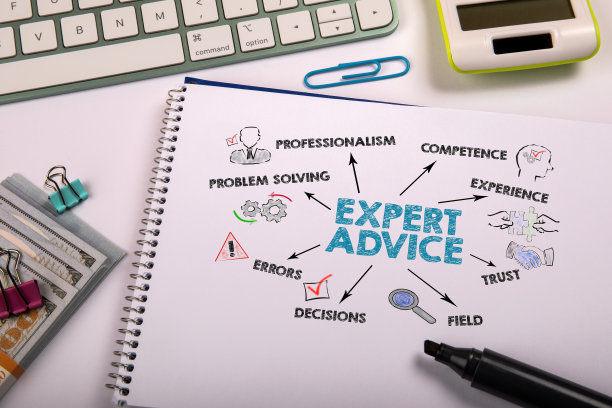 专家建议。插图的关键字，图标和方向箭头。办公桌上的电脑键盘和记事本图片下载