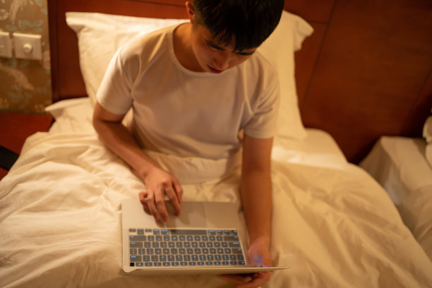 男人在床上用电脑图片下载