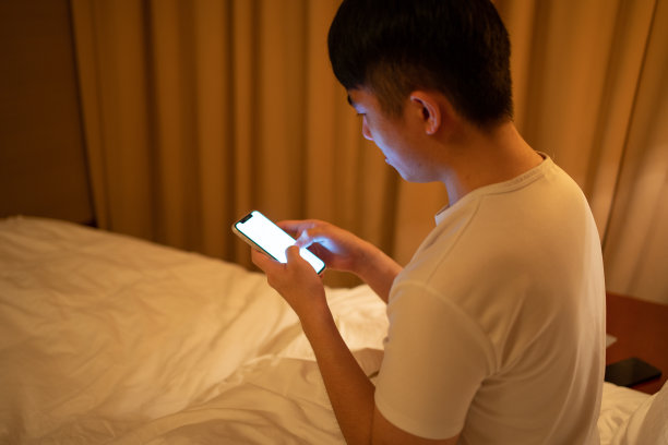 用智能手机睡觉图片下载