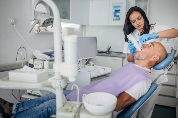 牙医检查牙齿图片下载