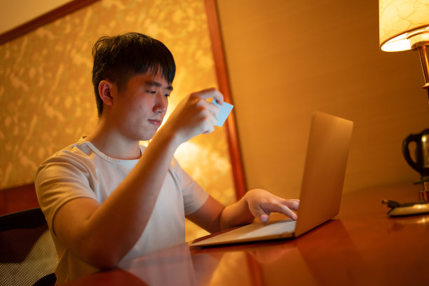 亚洲男子用银行卡网购图片下载