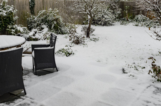 雪地里露台上的花园家具图片下载