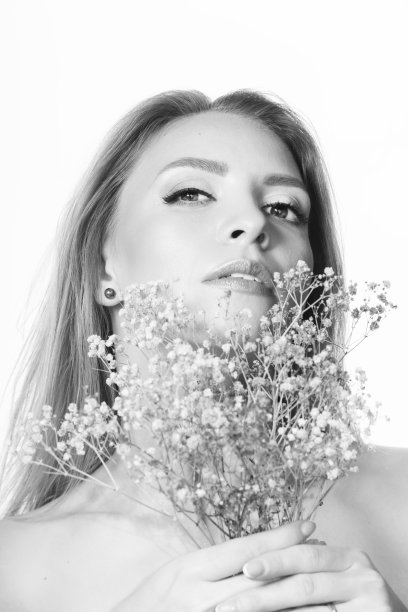 美丽的女人特写工作室肖像与干花束图片下载