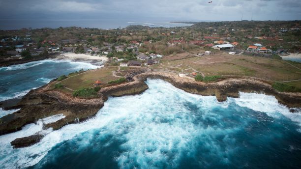 巴厘岛附近努萨莱邦岸海岸的无人机拍摄图片下载