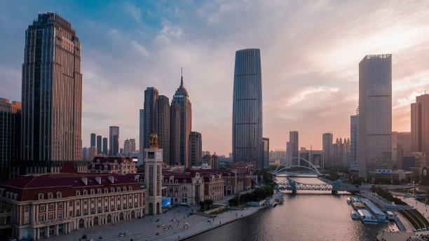 美丽的天际线，一个现代城市的黄昏图片下载