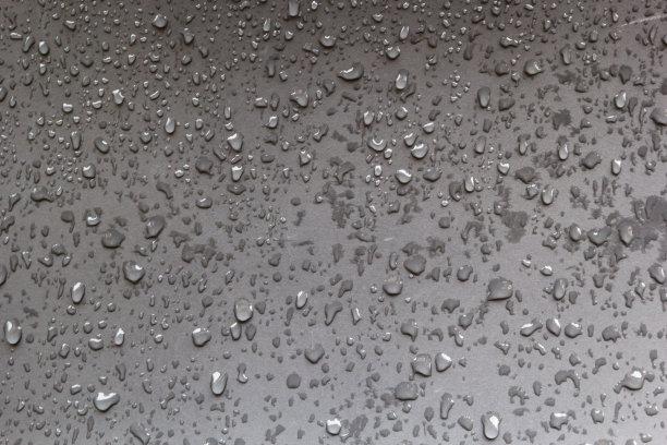 潮湿的木板长椅，背景的木材纹理与雨水的水滴，秋天的心情图片下载