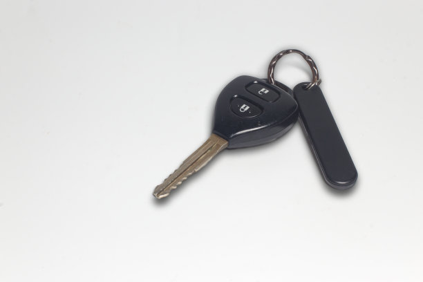 遥控汽车钥匙与饰品隔离在白色，顶视图图片下载