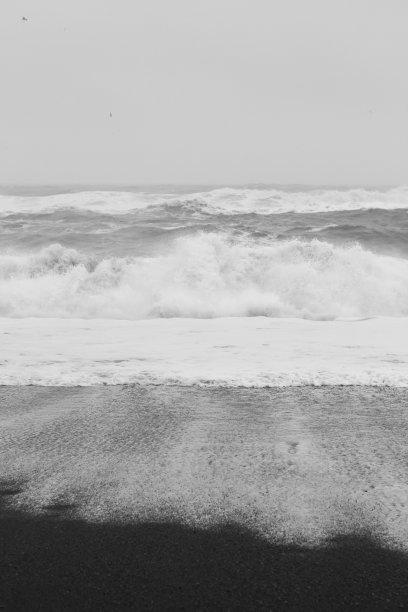 黑色沙滩上的泡沫图案单色风景照片图片下载