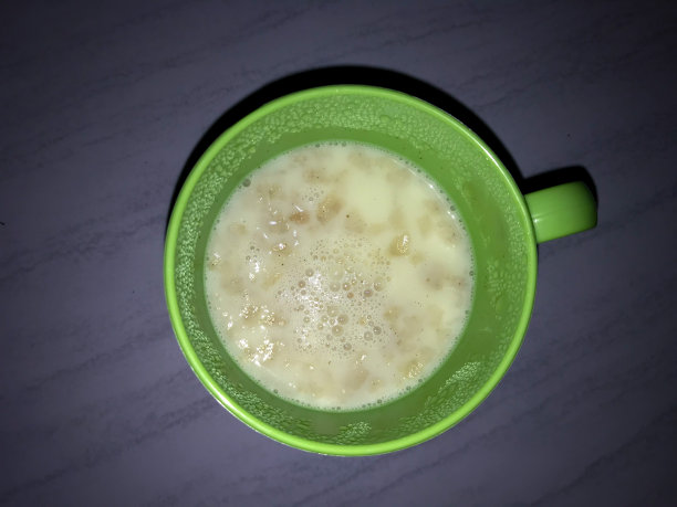 绿色杯子里的牛奶图片下载