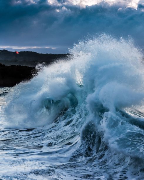 以红旗和阴天为背景的反洗波图片下载