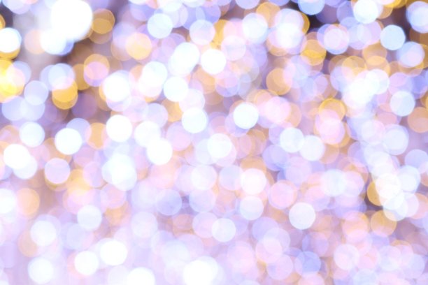 圣诞散景背景。点亮圣诞树。图片下载