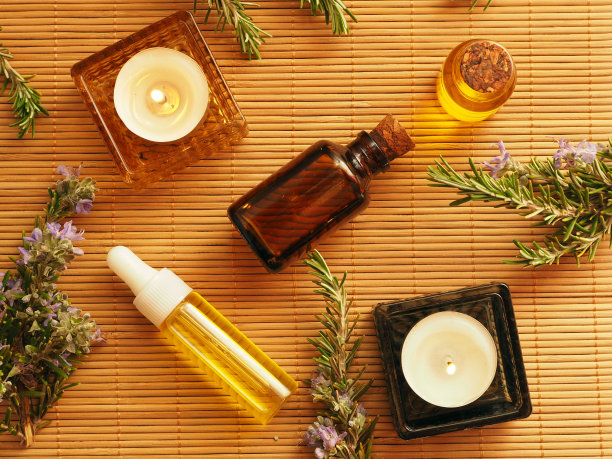 一瓶迷迭香精油和新鲜的迷迭香小枝。平的。图片下载