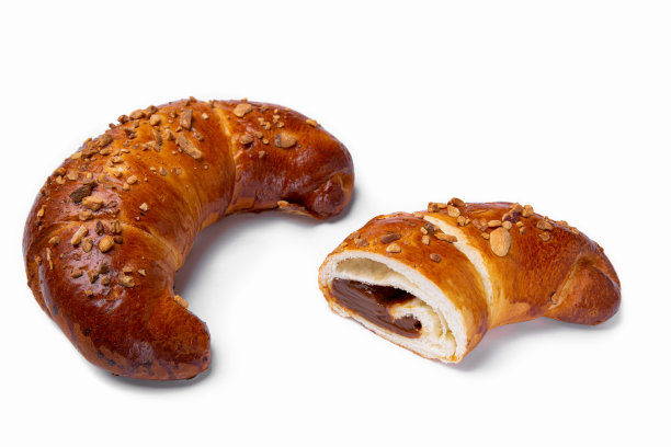 白盘子里的蛋筒配牛奶和花生片，特写。整体填充和分段填充。水平方向图片下载