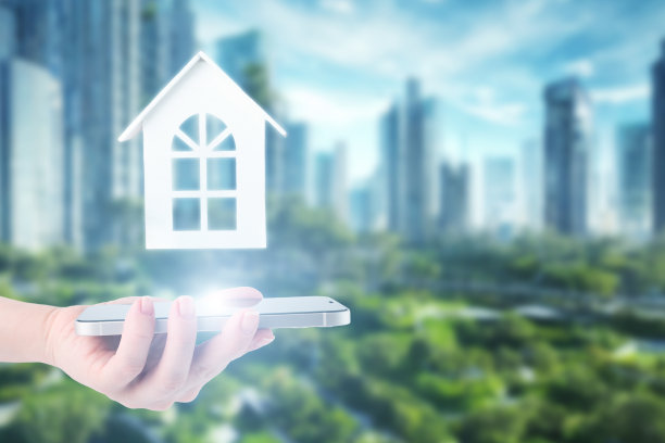 物业中介，手拿电话，背景是现代绿色生态城市图片下载