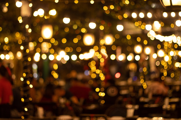 很多人都在一家餐厅在一个晚上的节日在一家餐厅和气氛是快乐和放松图片下载