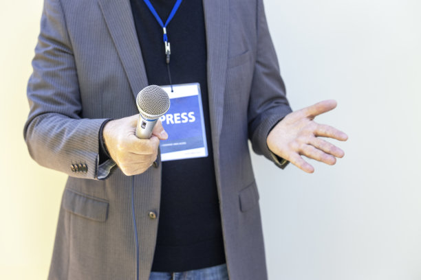 广播新闻概念与复制空间。记者在新闻活动、新闻发布会或媒体采访中手持麦克风。图片下载
