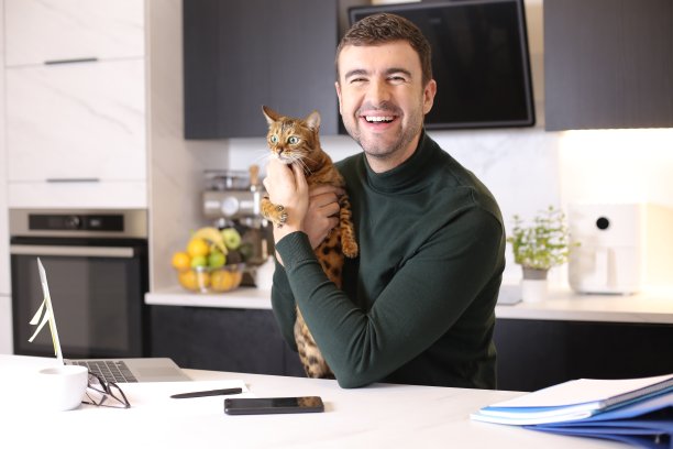 有魅力的男人和他的猫工作图片下载