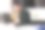 一个带着狗在家工作的男人图片下载