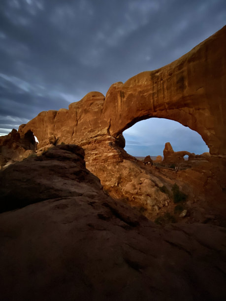 黎明时分，透过北窗拱门看角楼拱门。图片下载