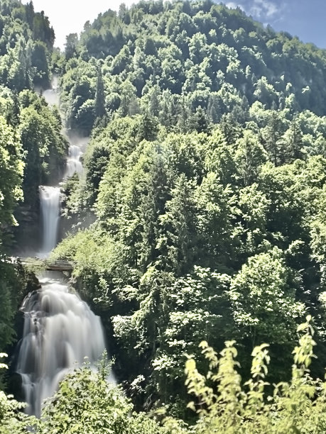 the giessbach falls (giessbachfälle) located in brienz, switzerland. (long exposure)图片下载