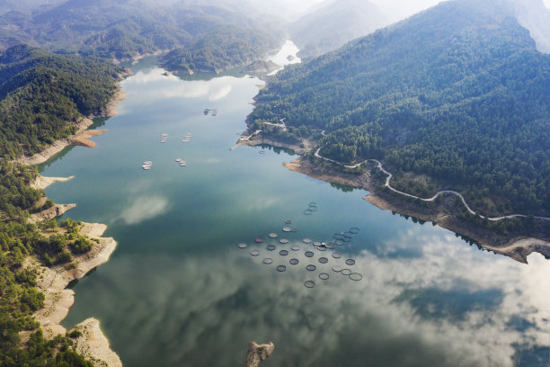 山湖和养鱼场图片下载