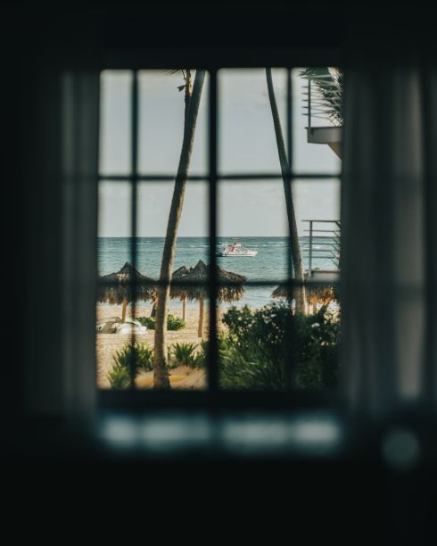 透过窗户可以看到沙滩上的美丽景色图片下载