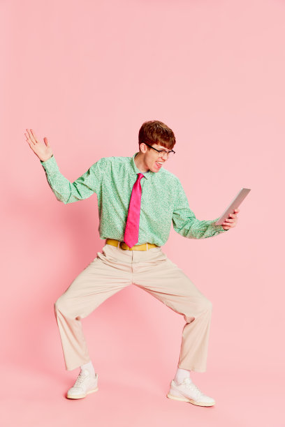 男人的胡子摆造型在复古西装孤立的红色背景。赢得看图片下载