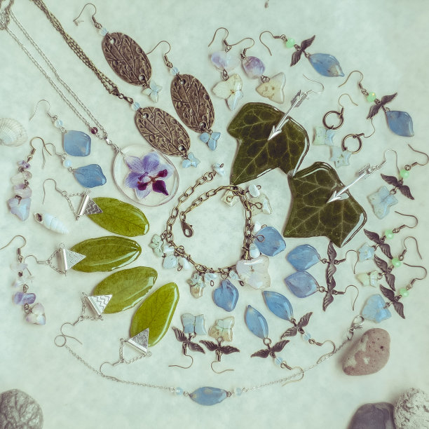 接近手工耳环与自然bijouterie概念照片图片下载