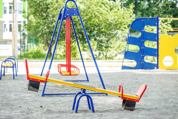 学校里有儿童游乐场。童年、育儿、游戏的概念。图片下载
