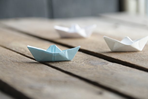 领导的想法。蓝色的船和一些白色的复古背景。图片下载